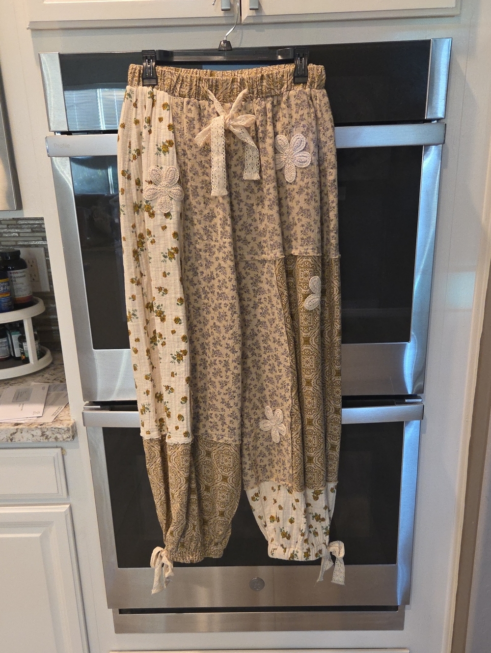 POL Paisley Print Elastic Waist Pants in Olive & Cream Size Medium
